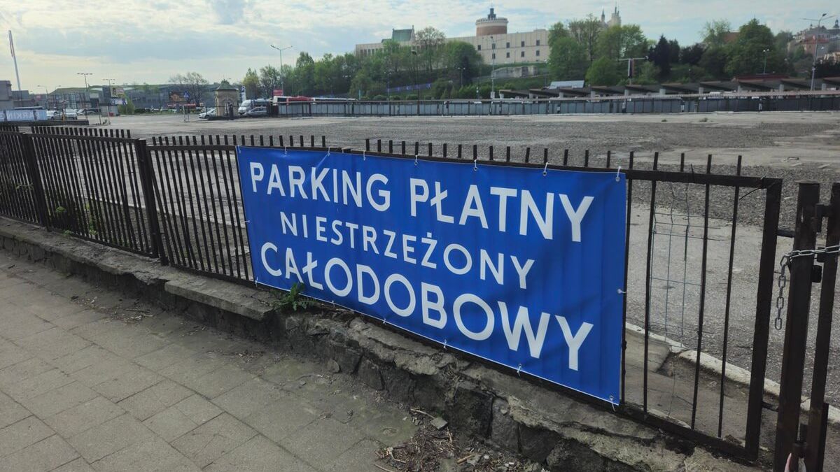 Płatny parking w miejscu placu po targowisku przy ul. Ruskiej w Lublinie