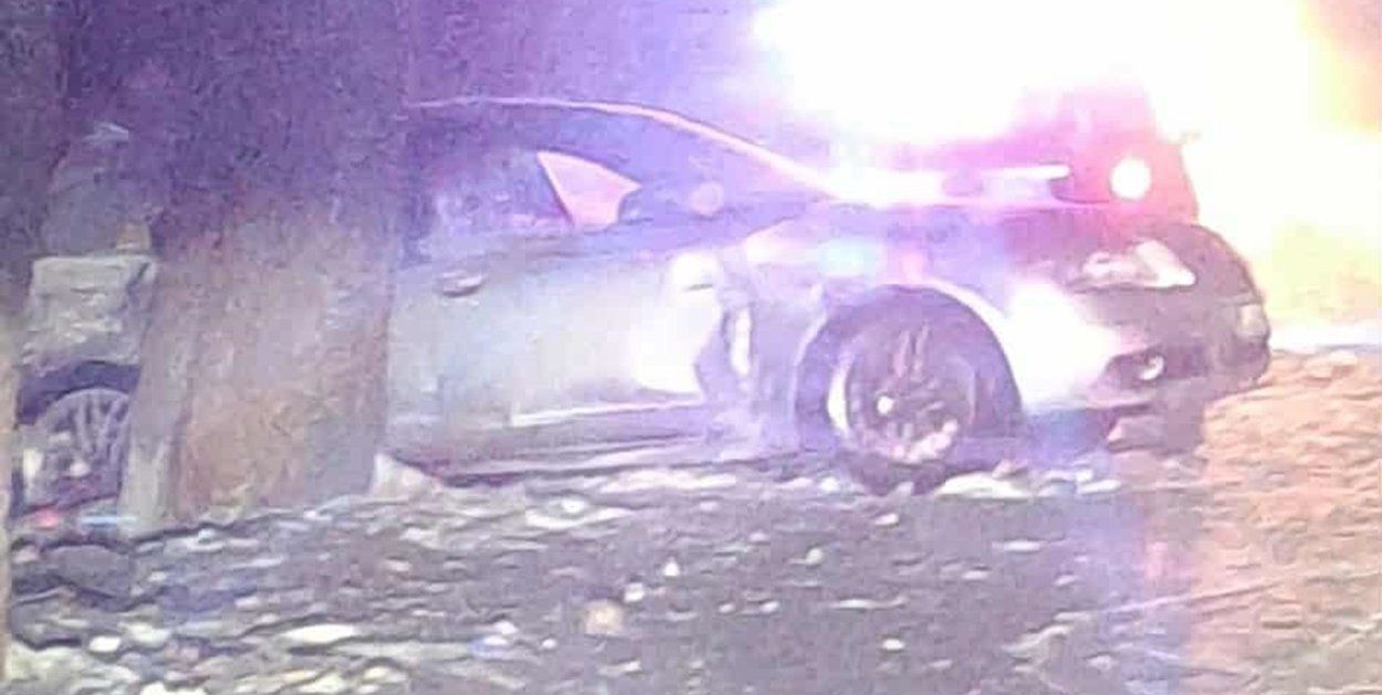 Łączno: Audi uderzyło w drzewo. Pasażerka trafiła do szpitala