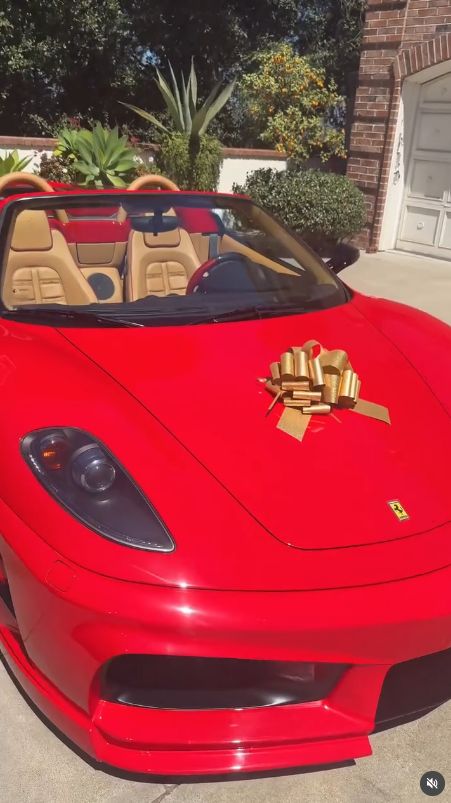 Tom Kaulitz sprezentował pasierbowi ferrari
