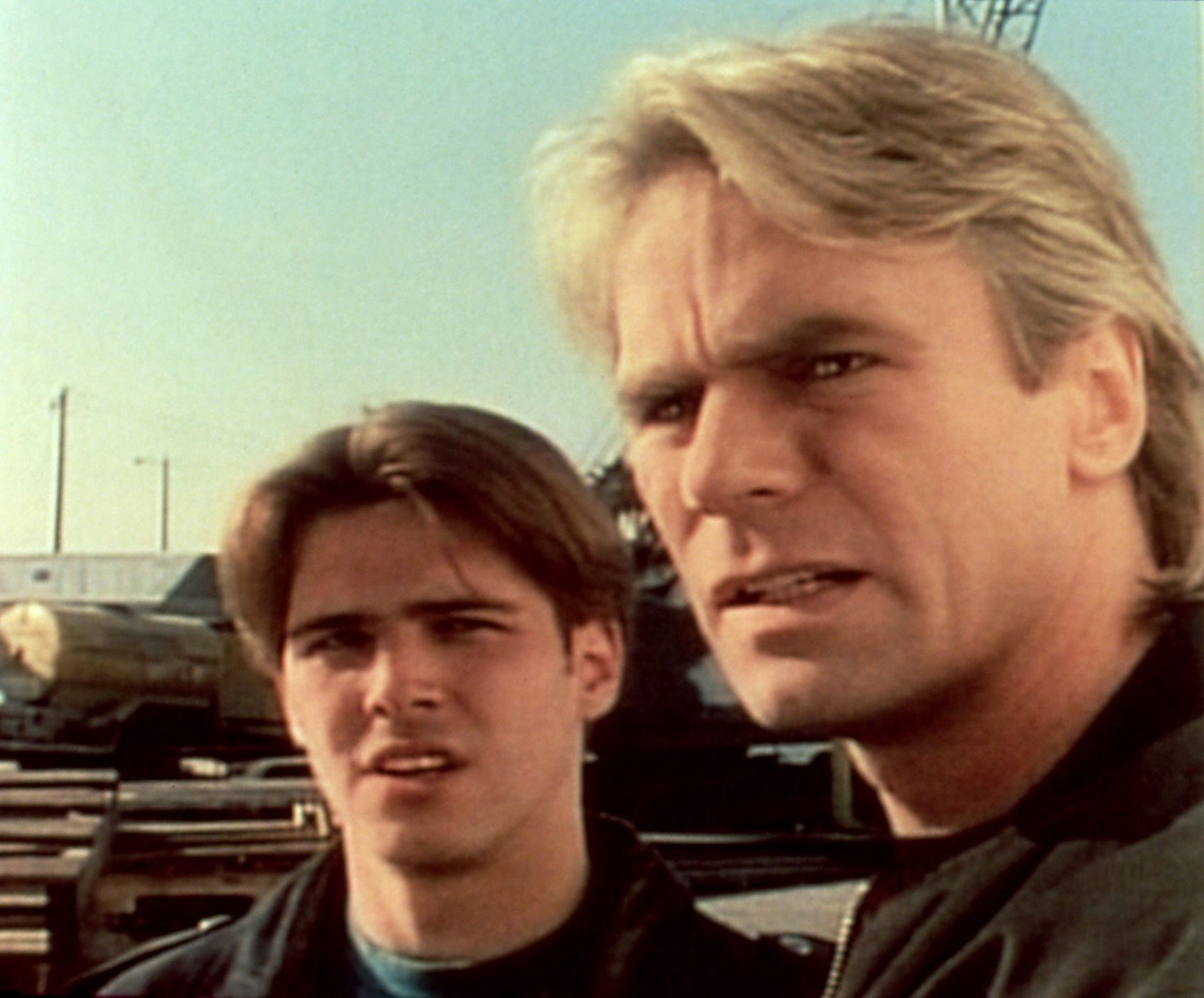 Oto kadr z serialu MacGyver. Po prawej stronie Richard Dean Anderson.