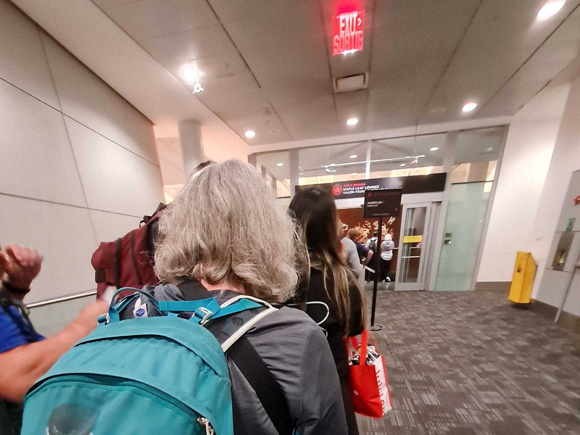 Kolejka do salonu biznesowego na lotnisku w Toronto, z którego korzystają pasażerowie klasy biznes LOT-u