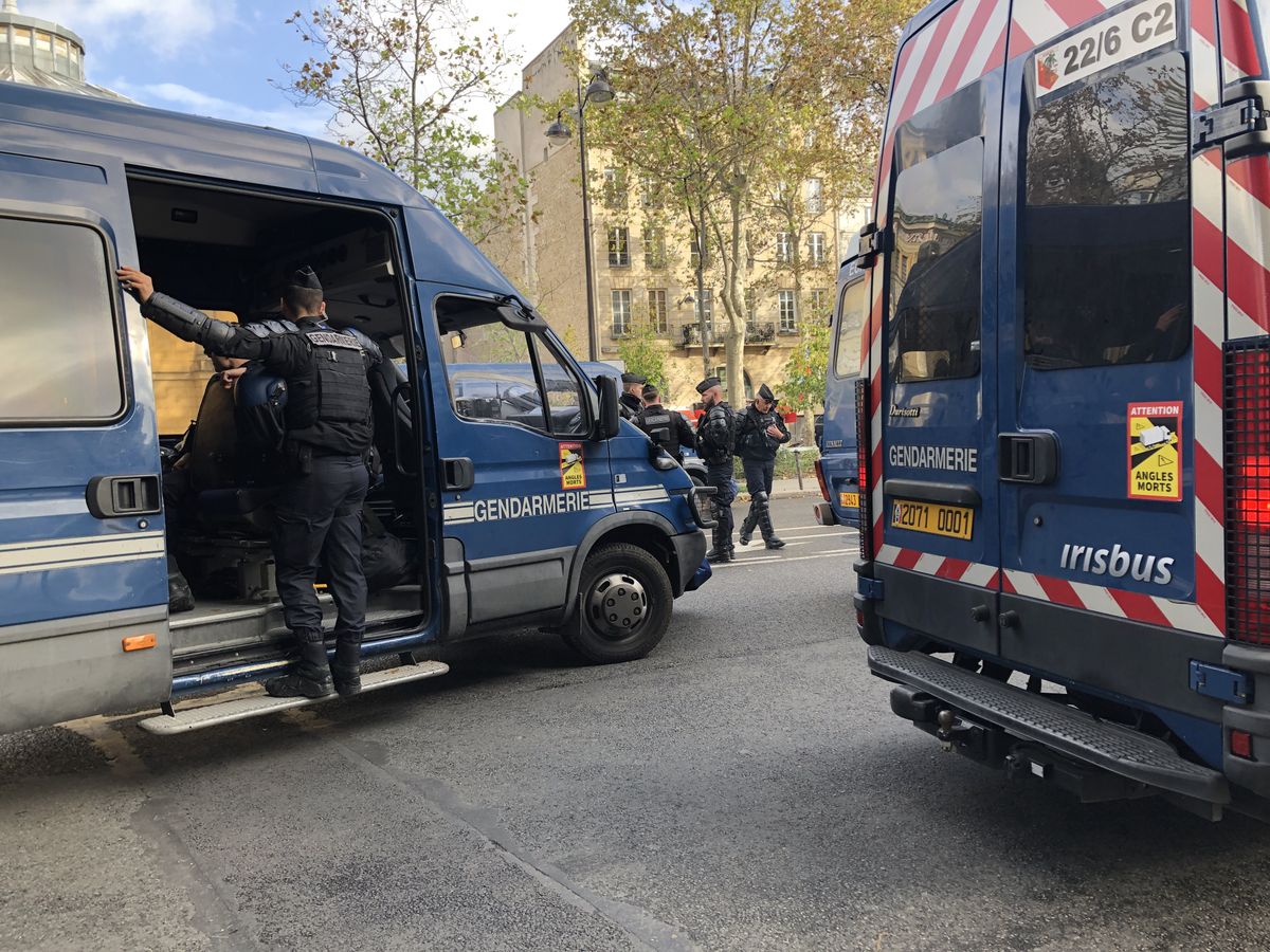 Policja w Paryżu. Zdjęcie ilustracyjne