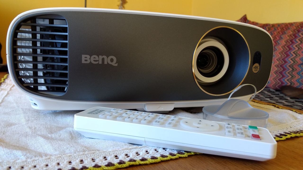 Recenzja BenQ W1700 - świetnego projektora 4K DLP w technologii HDR. I to w bardzo dobrej cenie!