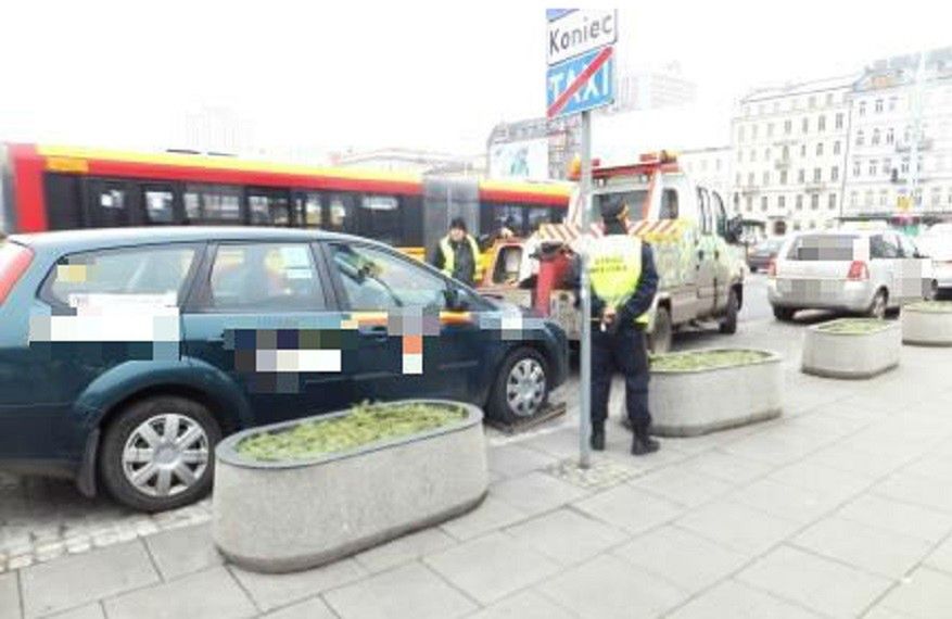 Taksówkarz bez prawa jazdy woził pasażerów