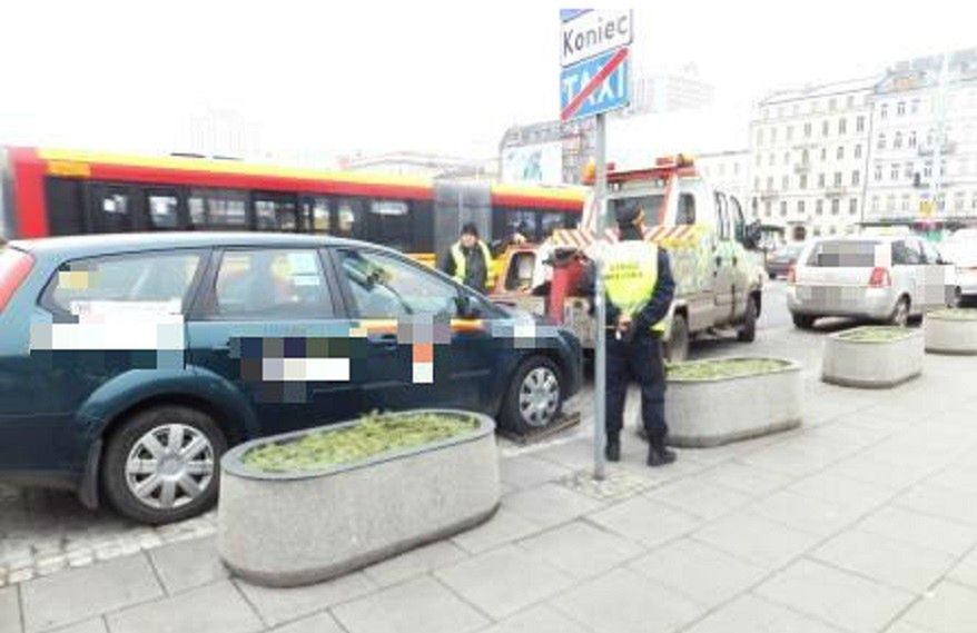 Taksówkarz bez prawa jazdy woził pasażerów