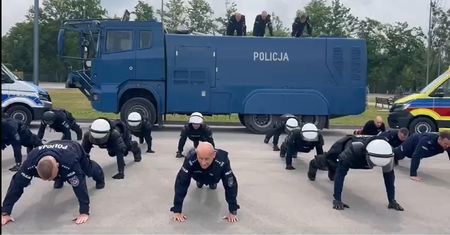 Policjanci wspierają Stasia w wyzwaniu #15MLNDLASTASIA
