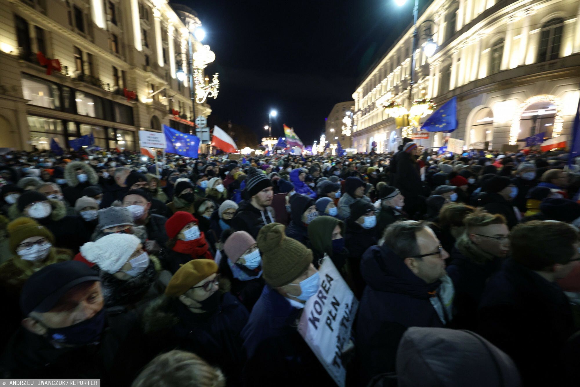 Protesty przeciw "lex TVN" przemilczane w TVP. Zamiast tego... krytyczny reportaż o stacji 