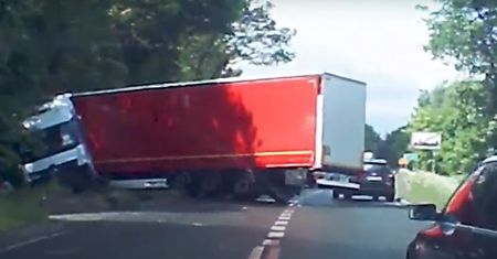 Wypadek policjantów z grupy Speed. Zderzyli się z TIR-em
