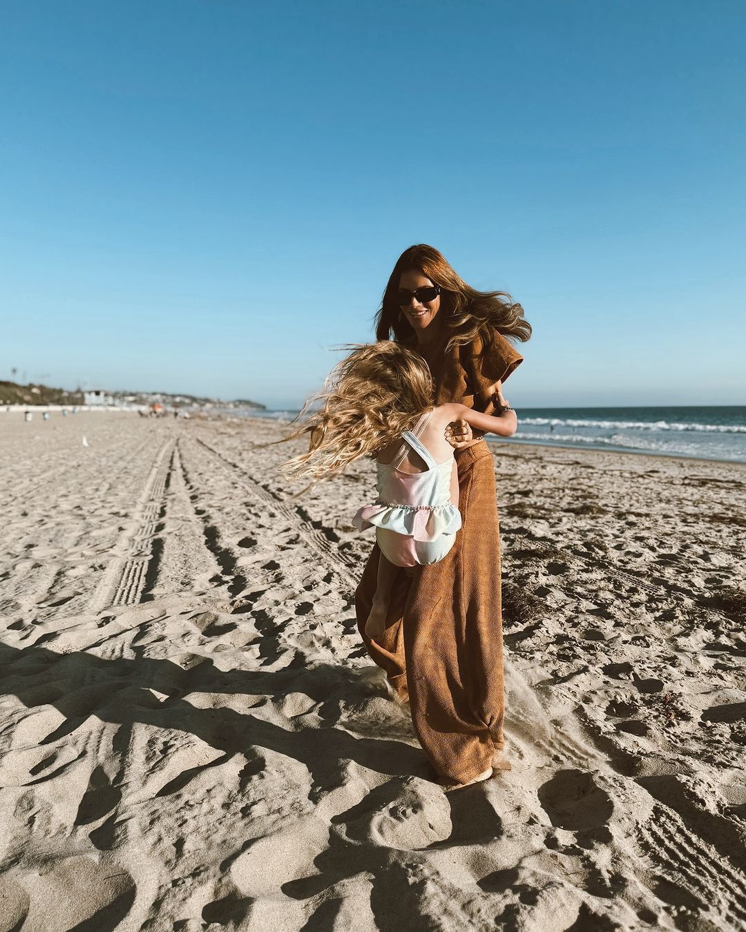 Weronika Rosati spędza czas z córką na plaży.