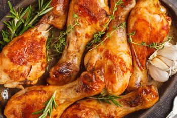 Udka z kurczaka zawsze piekę w takiej temperaturze. Zawsze są soczyste i delikatne, a skórka chrupiąca