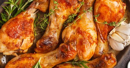 Udka z kurczaka zawsze piekę w takiej temperaturze. Są soczyste i delikatne, a skórka chrupiąca