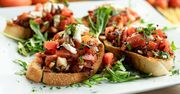 Bruschetta z pieczoną dynią, papryką, pesto i serem