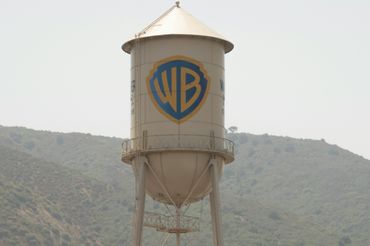 Logo Warner Bros. w siedzibie wytwórni, fot. unsplash