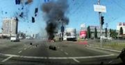 Strącona rakieta spadła na ulicę Kijowa wprost na jadące auta. Jest nagranie