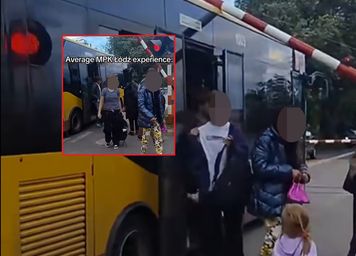 Autobus utknął na przejeździe kolejowym. W środku zaczęła się panika