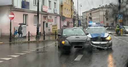 Radiowóz wjechał na skrzyżowanie na czerwonym świetle, zderzył się z volvo. Policjantka ukarana wysokim mandatem