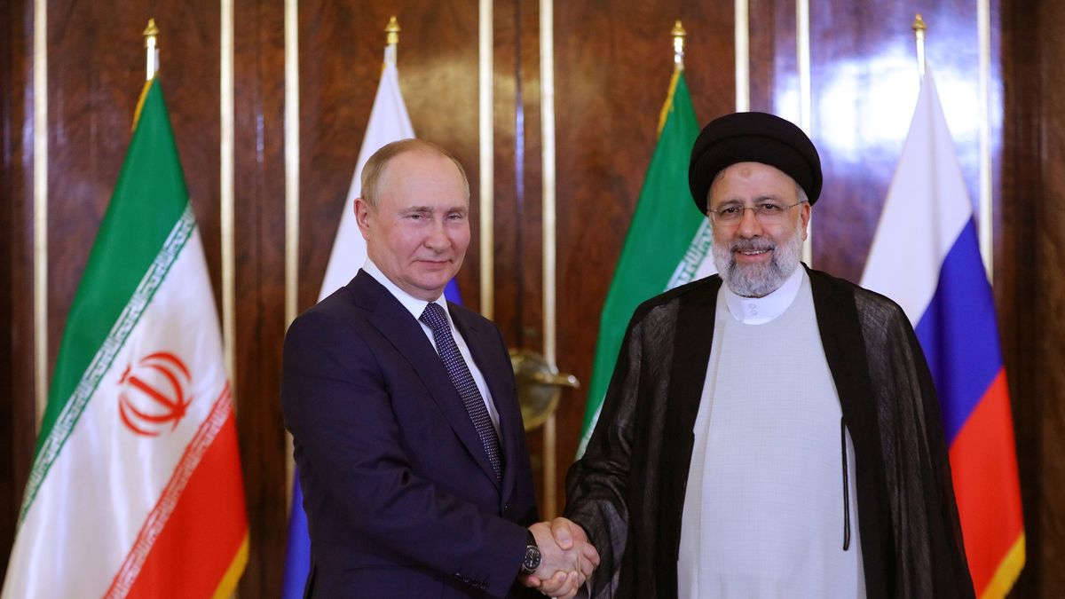 TEHRAN, IRAN - JULY 19: (----EDITORIAL USE ONLY - MANDATORY CREDIT - "IRANIAN PRESIDENCY / HANDOUT" - NO MARKETING NO ADVERTISING CAMPAIGNS - DISTRIBUTED AS A SERVICE TO CLIENTS----) Russian President Vladimir Putin (L) meets with Iranian President Ebrahim Raisi (R) in Tehran ahead of on July 19, 2022. (Photo by Iranian Presidency / Handout/Anadolu Agency via Getty Images)
