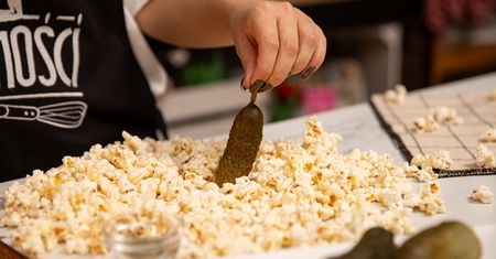 Masz w domu ogórki kiszone? Koniecznie dodaj je do popcornu