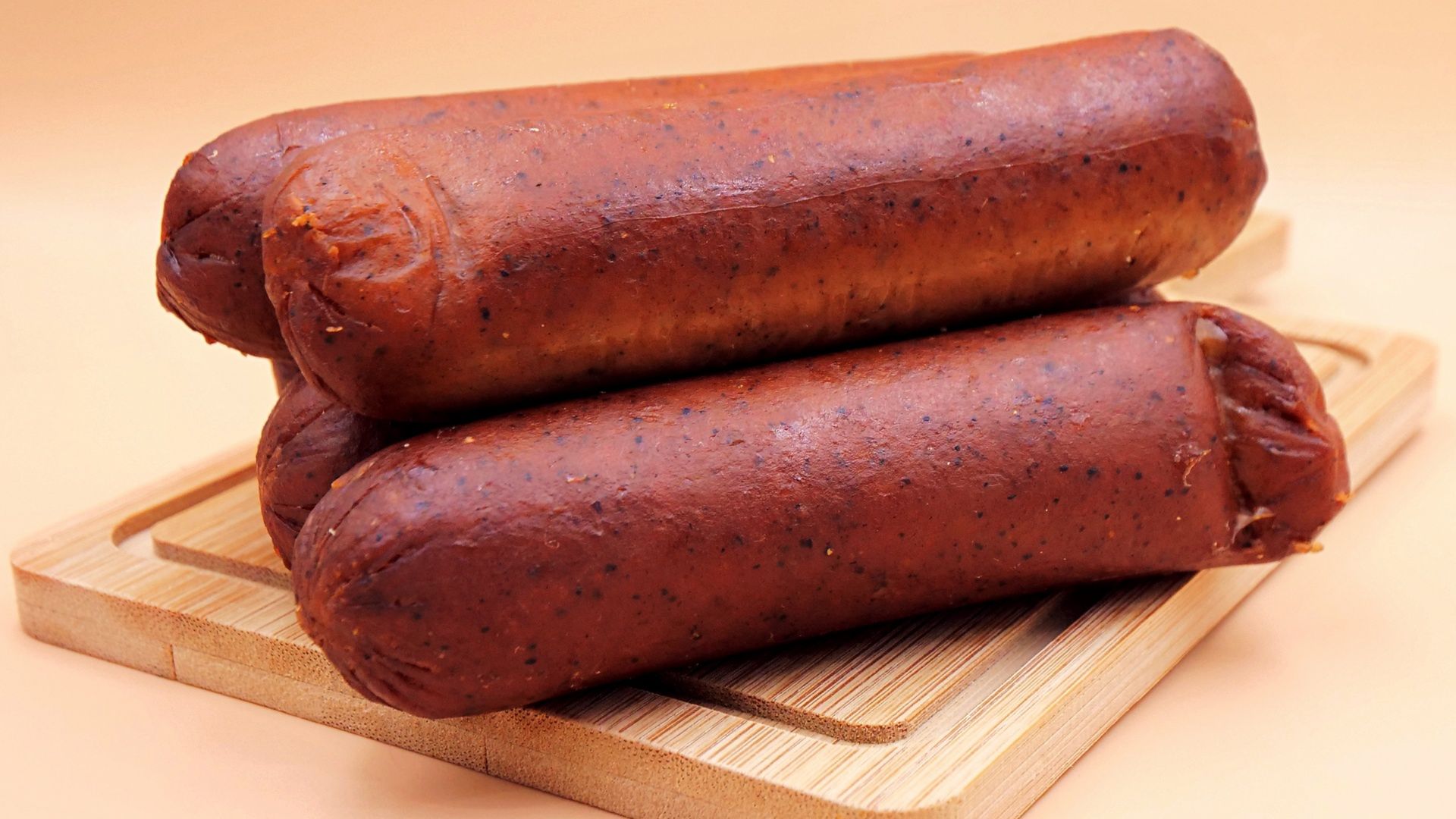 Kupując kiełbasę warto dokładnie przejrzeć jej skład