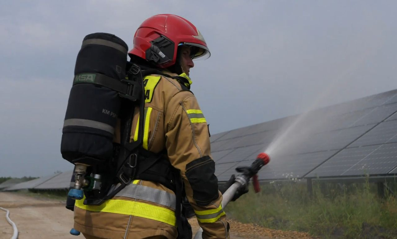 Strażak podczas ćwiczeń na terenie farmy fotowoltaicznej