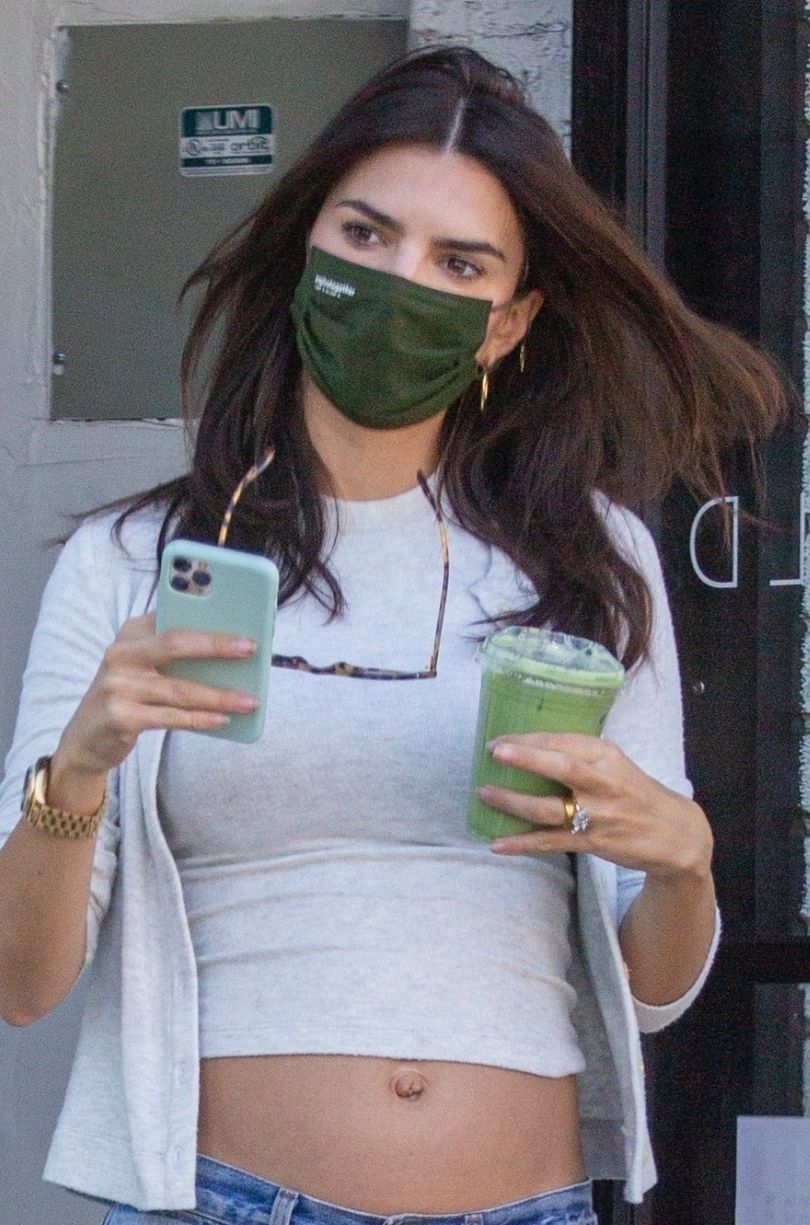 Emily Ratajkowski eksponuje ciążowe krągłości, paradując po Los Angeles w krótkim topie
