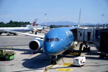 Boeing 787-9 hamował podczas startu? Samolot wypadł z pasa w Monachium