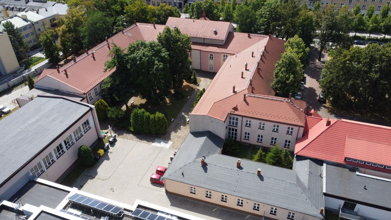 Częstochowa: Alarm w IV LO im. Henryka Sienkiewicza. W jednej z sal lekcyjnych rozpylono gaz pieprzowy. Ewakuowano 140 osób