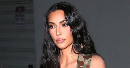 Kim Kardashian w różowej koronce. Od stóp do głów!