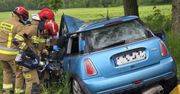 Auto z 5 osobami uderzyło w drzewo. Poważny wypadek na Dolnym Śląsku