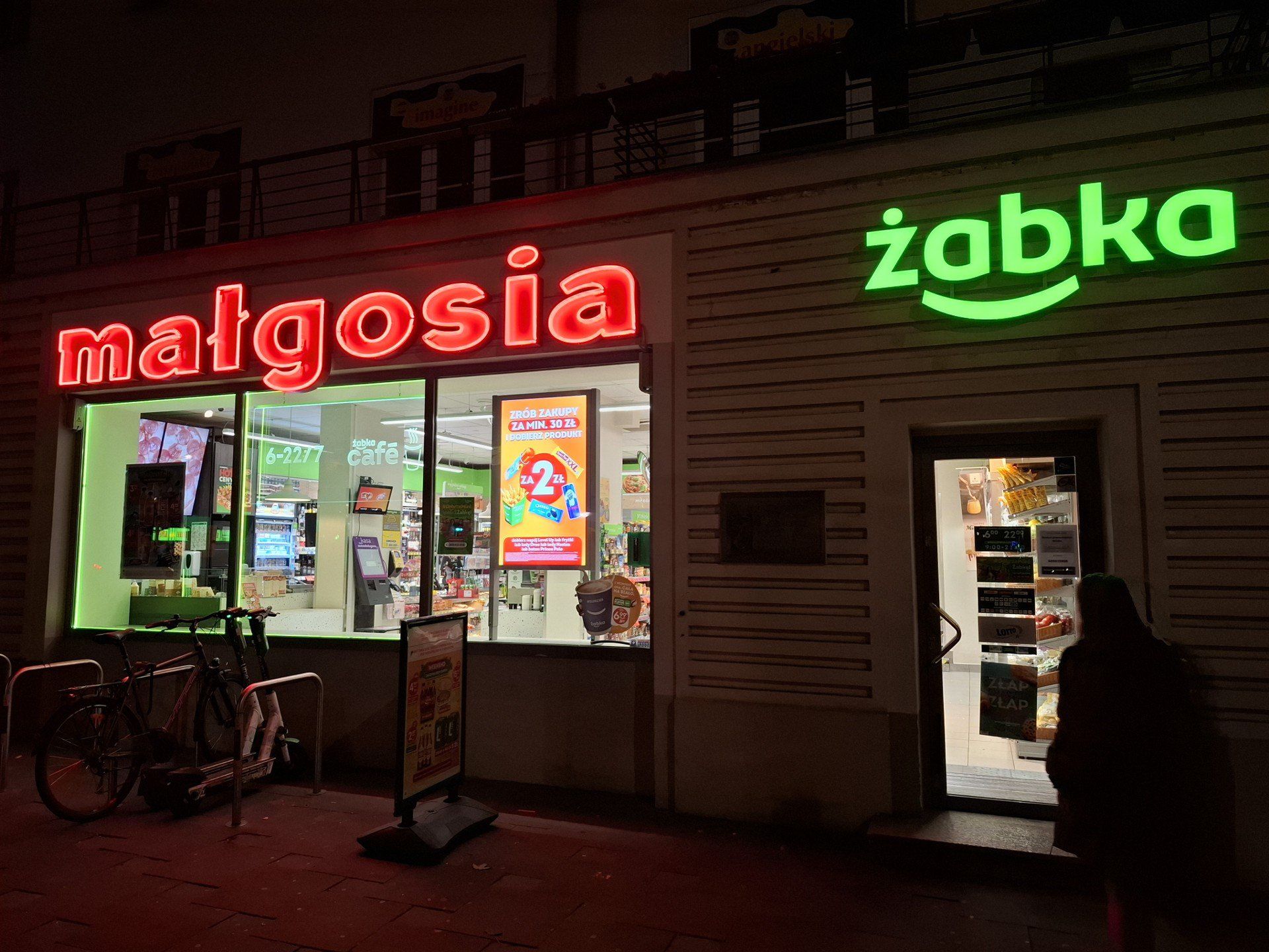Na Żoliborzu pojawił się nowy neon. Co przedstawia