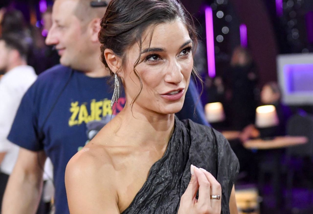 Była na weselu Cichopek. W sukni z rozcięciem wyglądała zjawiskowo