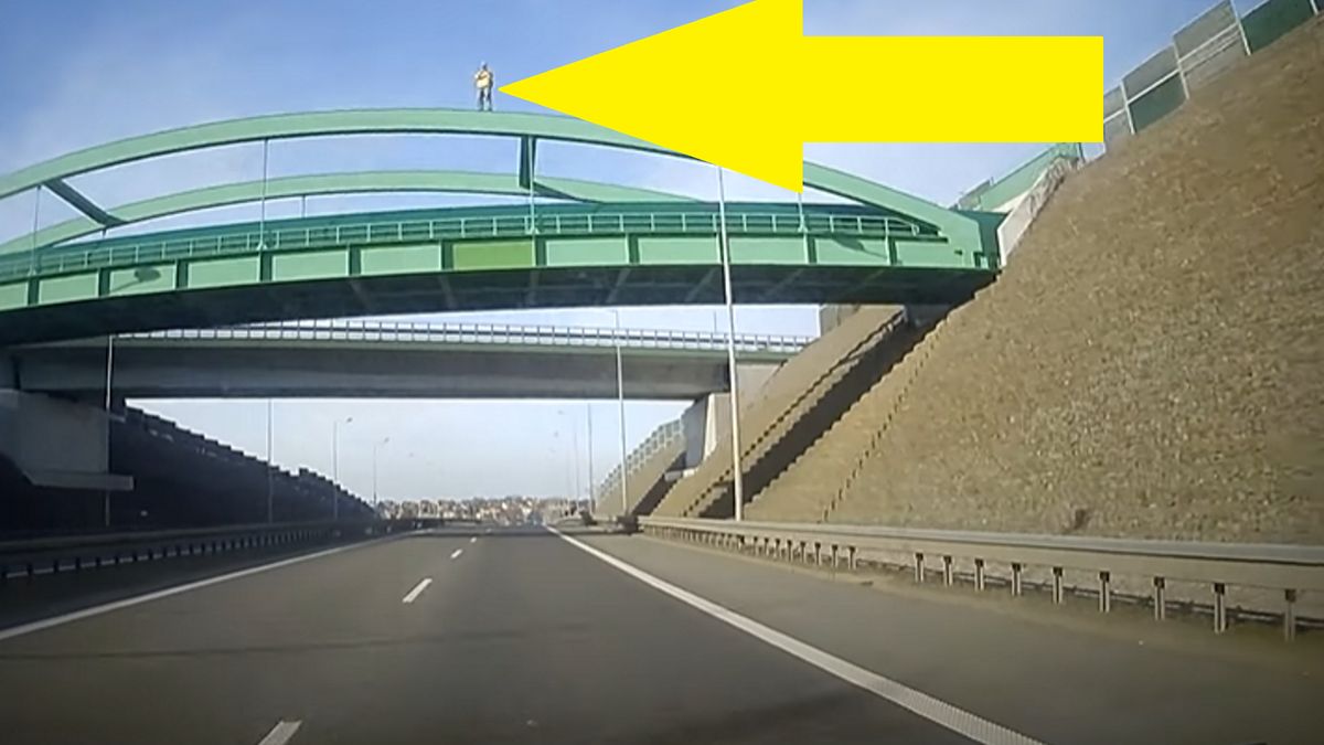 Mężczyzna wszedł na konstrukcję wodociągową