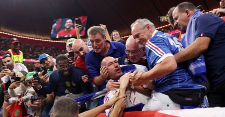 Mbappe przepraszający kibica. Zdjęcie wygląda jak dzieło mistrzów malarstwa