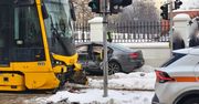 Ochota: Zderzenie auta z tramwajem, pojazd na chodniku