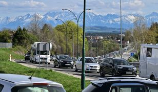 Zakopianka stoi w miejscu. Turyści ruszyli na długi weekend w Tatry