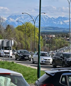 Zakopianka stoi w miejscu. Turyści ruszyli na długi weekend w Tatry