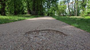 W pięknym parku na Słocinie w Rzeszowie na alejkach zrobiły się dziury. Ratusz uspokaja