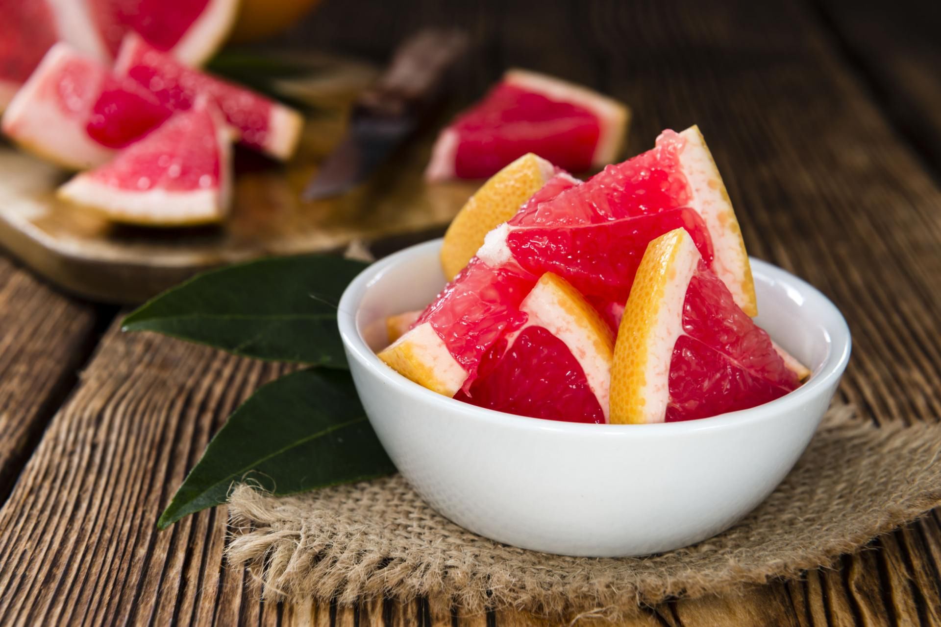 Sok z grejpfruta ma mało kalorii, więc wspomaga odchudzanie.