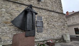 Żywiec. Zabytkowa dzwonnica z tablicą poświęconą ofiarom Katastrofy Smoleńskiej