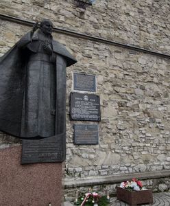 Żywiec. Zabytkowa dzwonnica z tablicą poświęconą ofiarom Katastrofy Smoleńskiej