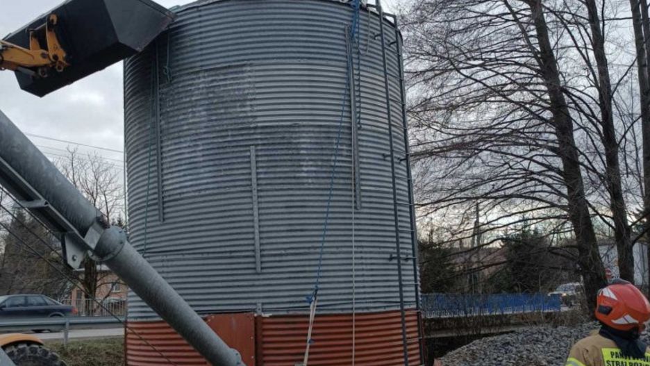 Strażacy wydostali mężczyznę z silosu ze zbożem