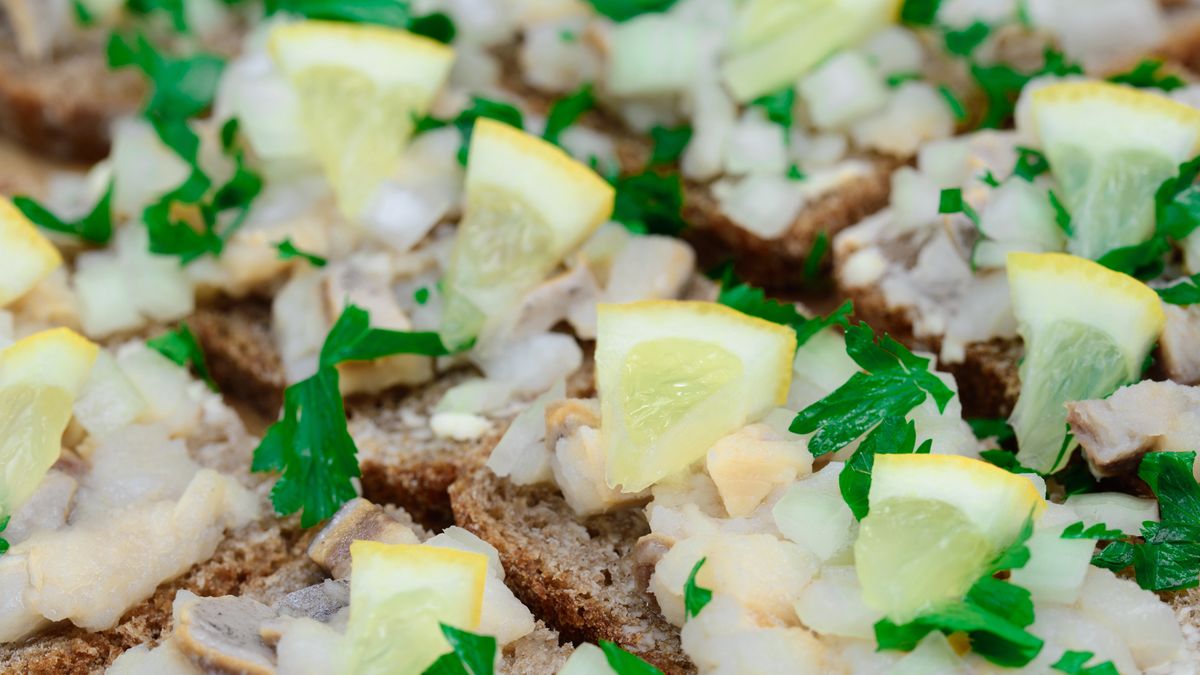 Kanapki z tatarem ze śledzie szybko staną się wigilijnym hitem