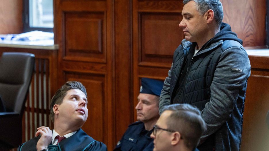 S?d nie zgodzi? si? na wydanie Niemcom Wo?odymyra ?urawlowa
Ukrainian defendant Volodymyr Zuravlov (R) stands next to his lawyers as the judge announces the decision not to allow for extradition to Germany in courtroom of Warsaw's Regional Court in Warsaw, Poland, on October 17, 2025. Poland has arrested the man targeted by a German warrant for his alleged involvement in the 2022 bombing of the Nord Stream 2 gas pipeline. The pipelines, which for years had shipped Russian gas under the Baltic Sea to Europe, were damaged by huge blasts just months after Russia's February 2022 full-scale invasion of Ukraine. (Photo by Wojtek RADWANSKI / AFP)
WOJTEK RADWANSKI