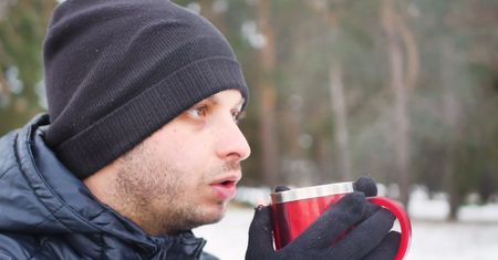 Nie pij kawy i alkoholu, gdy na dworze jest zimno (WIDEO)