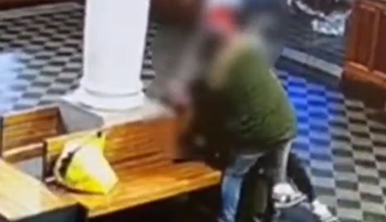 Oprawców było trzech. Wstrząsające nagranie z dworca PKP