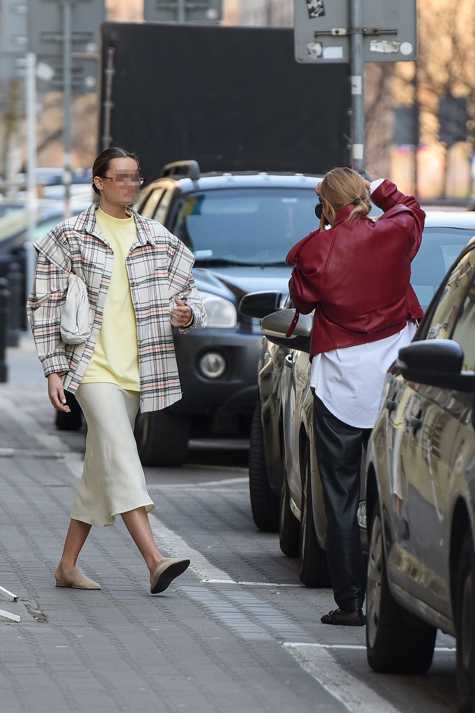 Maja Bohosiewicz robi zdjęcia przed swoim butikiem