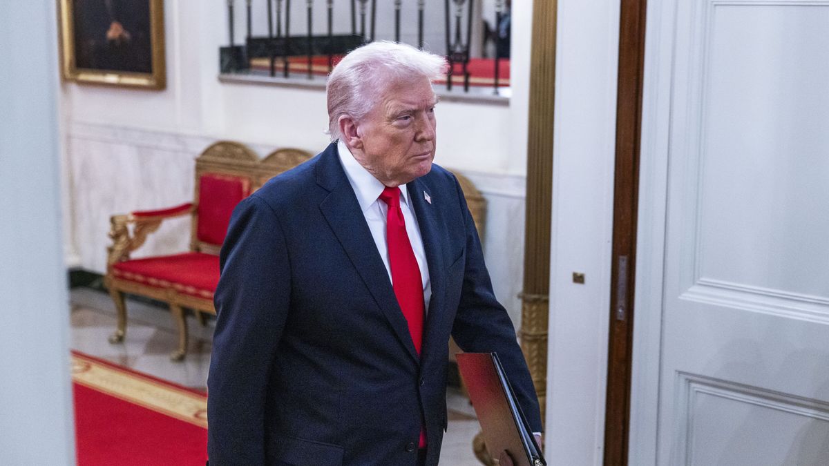 Trump speaks at a fundraiser for his ballroom extension at the White House
epa12456860 US President Donald Trump arrives to speak at a dinner to raise money for his ballroom extension in the East Room of the White House in Washington, DC, USA, 15 October 2025. The 27400-square-meter ballroom expansion of the White House will seat an estimated 900 people and is estimated to cost 200 million US dollars.  EPA/JIM LO SCALZO / POOL 
Dostawca: PAP/EPA.
JIM LO SCALZO / POOL
trump, patel, fbi, white house, oval office, meeting