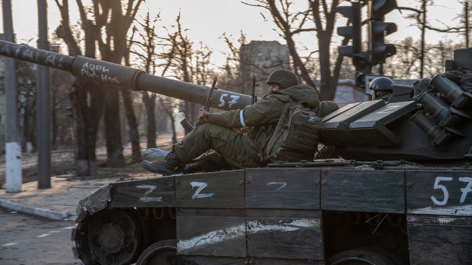 MARIUPOL, UKRAINE - 2022/04/16: Russian soldiers seen sitting on a T-80 tank heading towards the Azovstal plant- one of the final pockets of Ukrainian resistance. The battle between Russian / Pro Russian forces and the defending Ukrainian forces led by the Azov battalion continues in the port city of Mariupol. (Photo by Maximilian Clarke/SOPA Images/LightRocket via Getty Images)