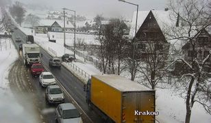 Zakopianka stoi. Śnieg spowodował długie korki