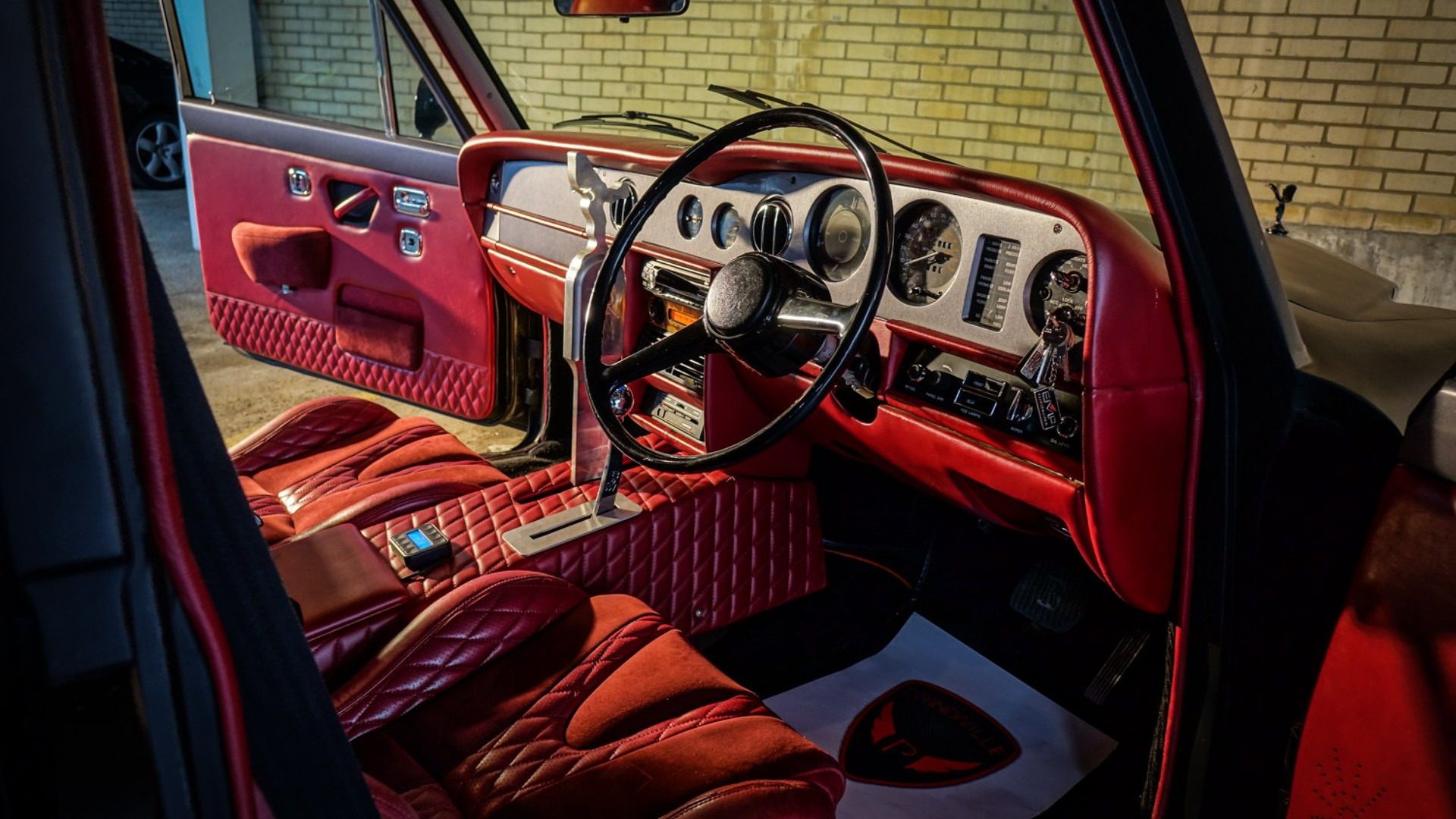 Wnętrze wygląda tak, jakby właściciel auta był rozerwany pomiędzy oryginalnym klimatem a potrzebami wynikającymi z prowadzenia samochodu do driftingu. Z jednej strony skórzana, pikowana tapicerka i sporo oryginalnych elementów, z drugiej zaś kubełkowe fotele i aluminium zamiast drewnianych wykończeń. Co ciekawe, kierownica pozostała w oryginale, podobnie jak wskaźniki i system audio.